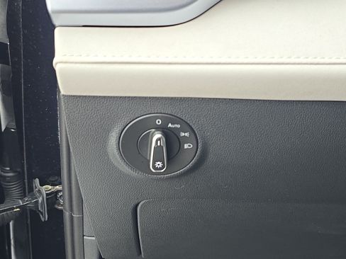 Certified 2025 Volkswagen Taos SE FWD image 26