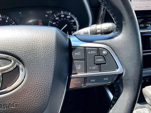 Used 2021 Toyota Highlander XLE AWD/4WD image 25