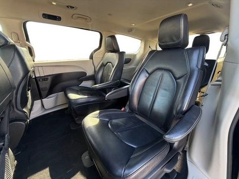 Used 2022 Chrysler Pacifica Touring-L image 24