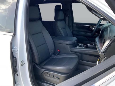 Used 2025 Chevrolet Suburban LT w/ Comfort Package RWD image 9