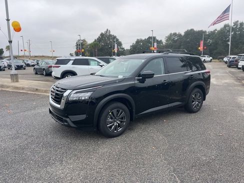 New 2025 Nissan Pathfinder SV image 3