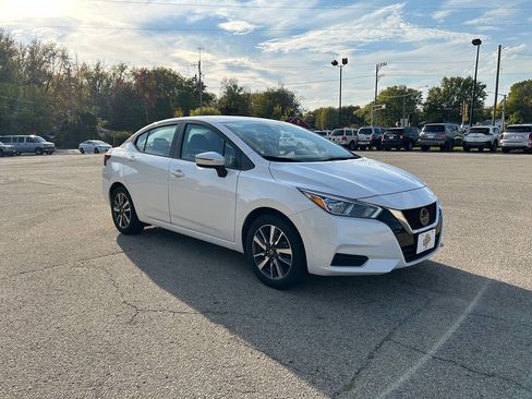 Used 2021 Nissan Versa SV image 4