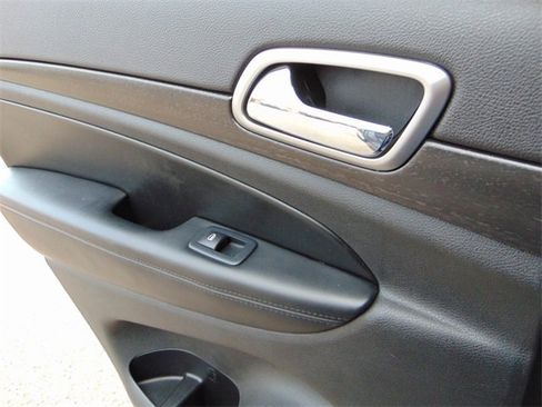Used 2017 Jeep Grand Cherokee Altitude image 24