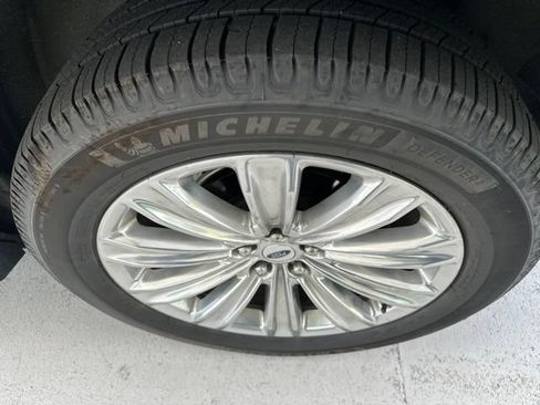 Used 2021 Ford Explorer Limited w/ Equipment Group 301A AWD/4WD image 11