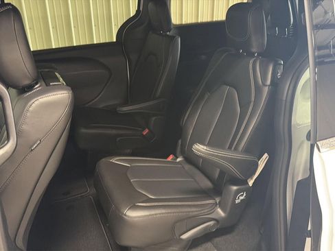 New 2026 Chrysler Pacifica Select image 16