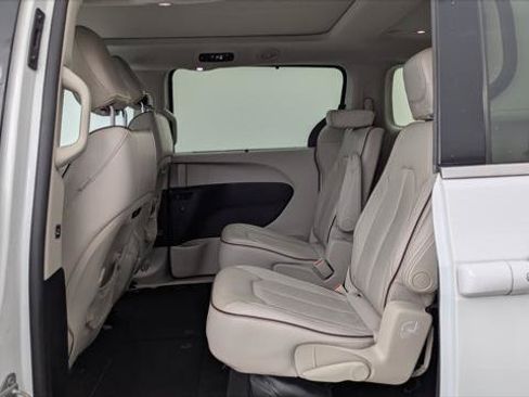 Used 2017 Chrysler Pacifica Limited w/ Tire & Wheel Group FWD image 16