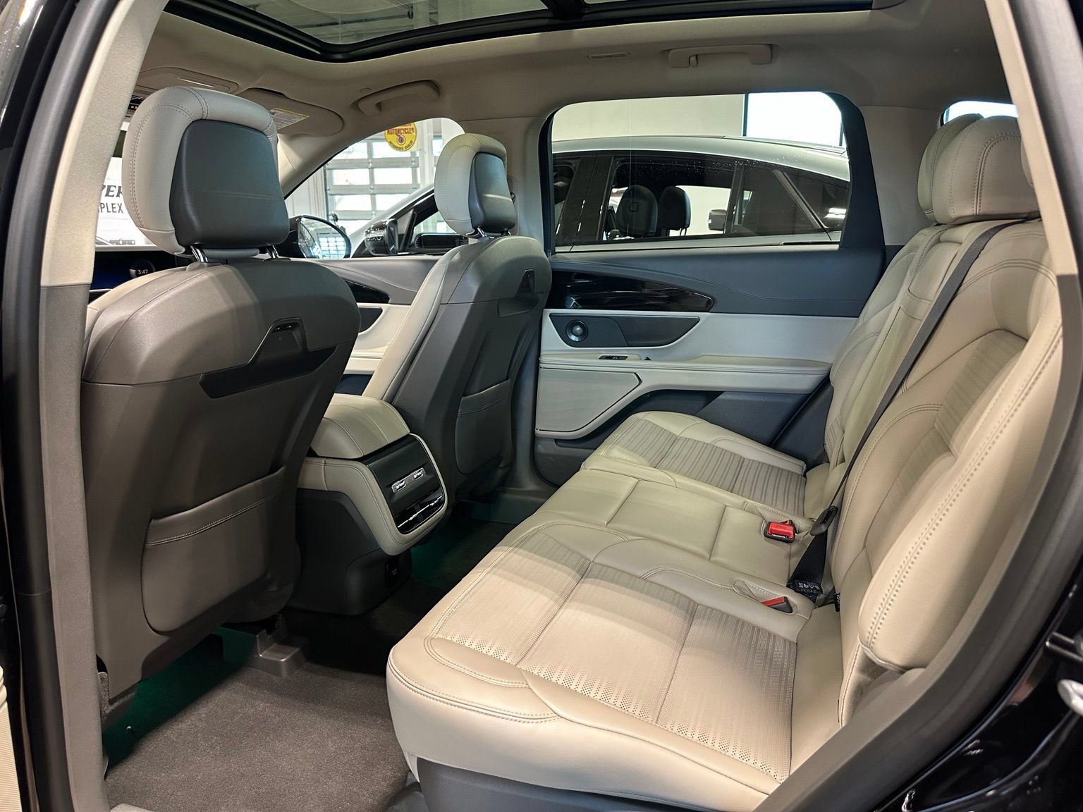 Used 2025 Lincoln Nautilus Reserve AWD/4WD image 43