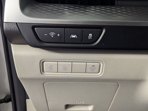 Used 2022 Kia Carnival LX FWD image 12