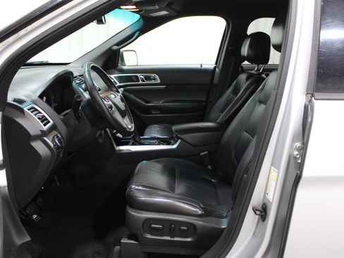 Used 2013 Ford Explorer XLT image 3