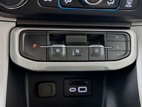 Used 2023 GMC Acadia SLT image 16