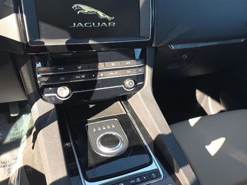 Used 2020 Jaguar F-PACE Premium image 11