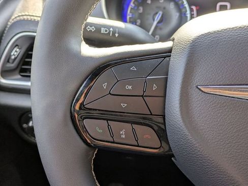 Used 2025 Chrysler Pacifica Limited FWD image 16