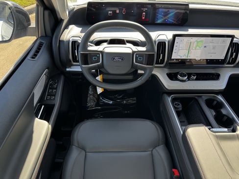 New 2025 Ford Expedition Active image 14