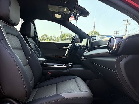 Used 2025 Chevrolet Equinox LT w/ Convenience Package II AWD/4WD image 13