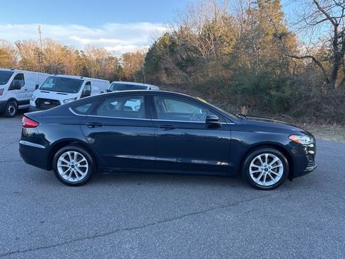 Used 2020 Ford Fusion SE image 2