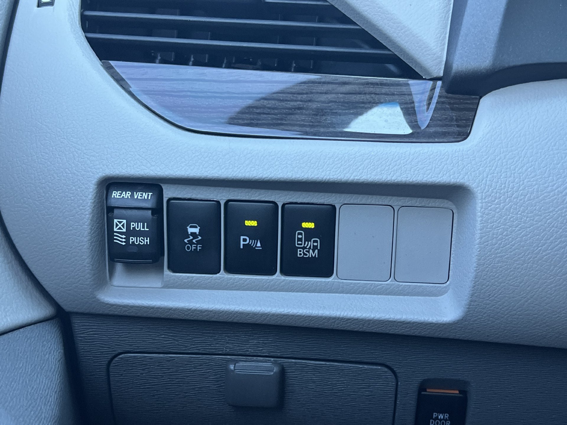 Used 2016 Toyota Sienna XLE w/ XLE Navigation Package FWD image 15