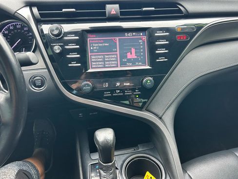 Used 2019 Toyota Camry SE w/ Convenience Package FWD image 4