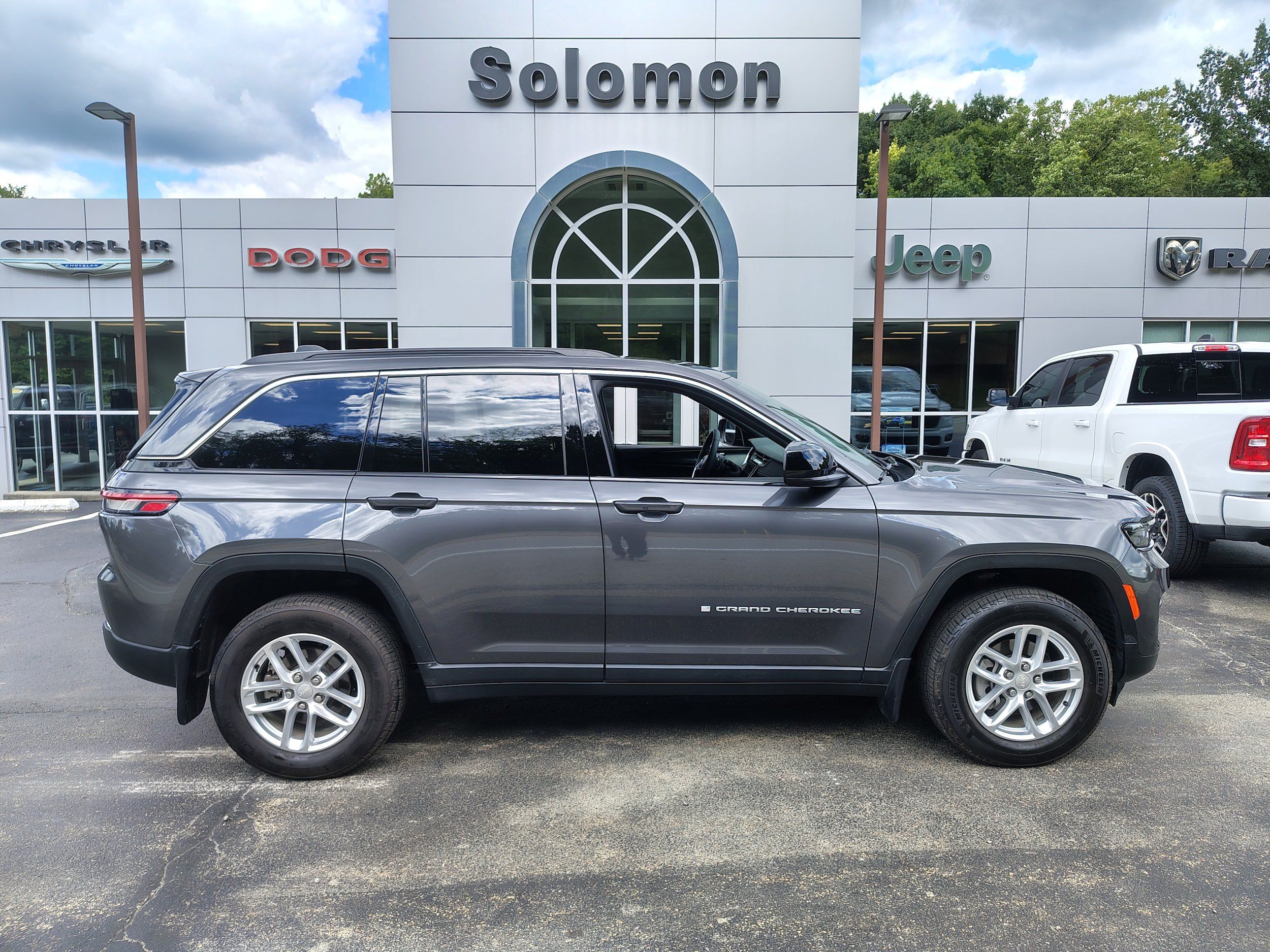 Used 2025 Jeep Grand Cherokee Laredo X w/ Luxury Tech Group I AWD/4WD image 1