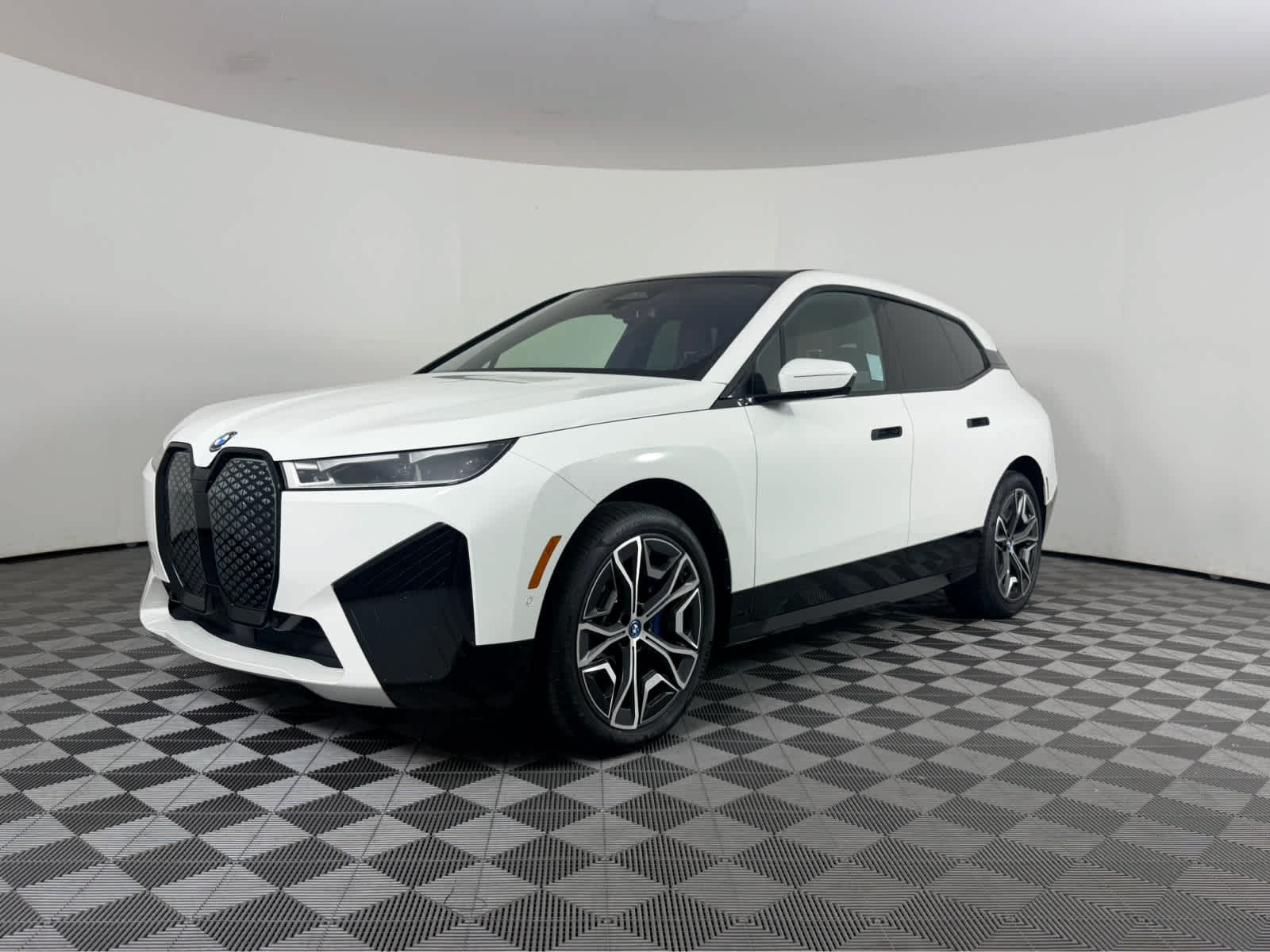 Used 2023 BMW iX xDrive50 w/ Sport Package AWD/4WD image 7