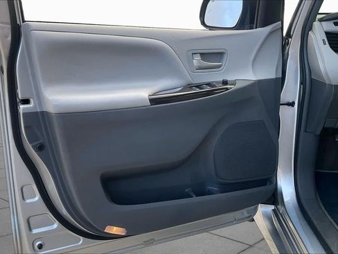 Used 2018 Toyota Sienna XLE Premium FWD image 20