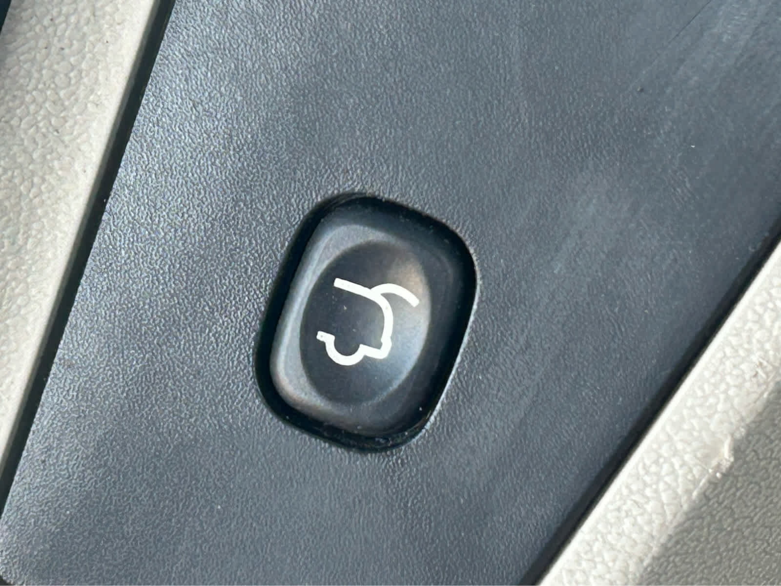 Used 2016 Chrysler Town & Country Touring FWD image 8