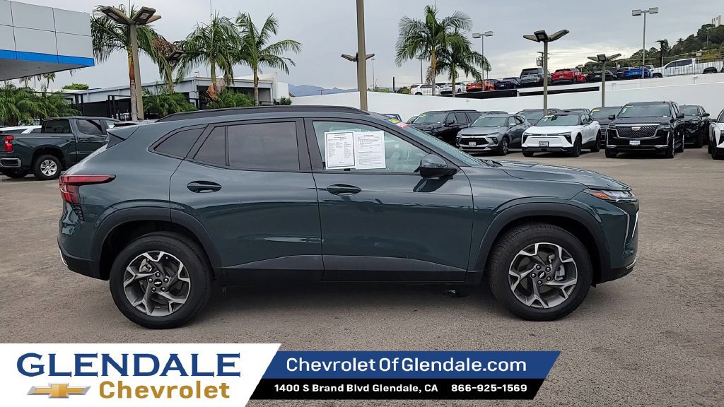 Used 2025 Chevrolet Trax LT FWD image 9