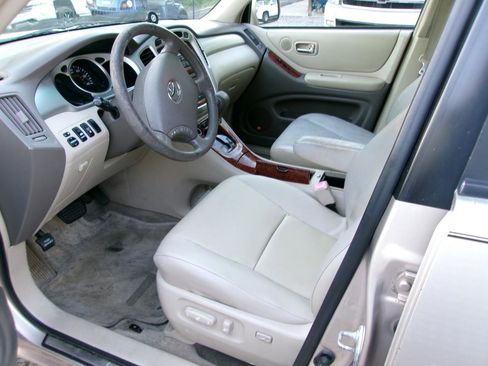 Used 2004 Toyota Highlander 4WD V6 w/ 3rd Row image 11