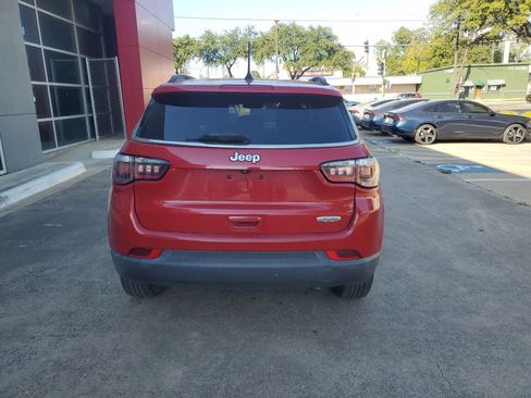 Used 2019 Jeep Compass Latitude FWD image 5