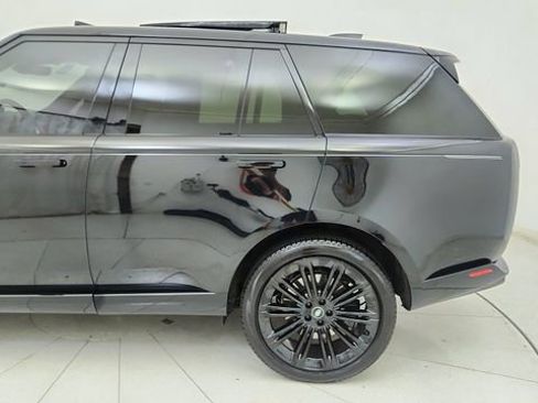 Used 2025 Land Rover Range Rover SE image 10