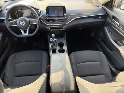 Used 2025 Nissan Altima 2.5 SV image 17