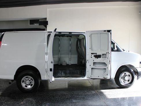 Used 2018 Chevrolet Express 2500 w/ Driver Convenience Package image 17