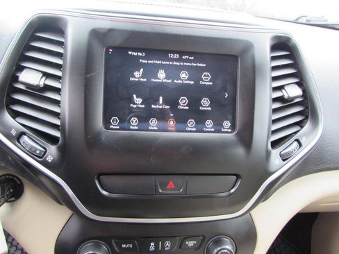 Used 2019 Jeep Cherokee Latitude w/ Cold Weather Group image 21