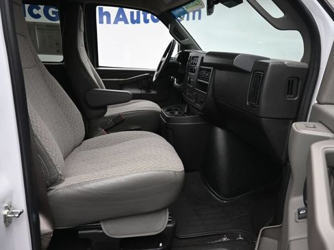 Used 2025 Chevrolet Express 3500 LT w/ LT Preferred Equipment Group RWD image 9