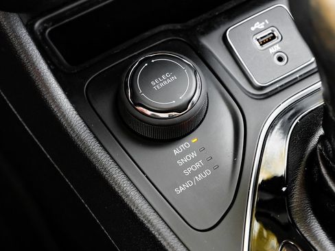 Used 2021 Jeep Cherokee Limited w/ Mopar Interior Package image 36