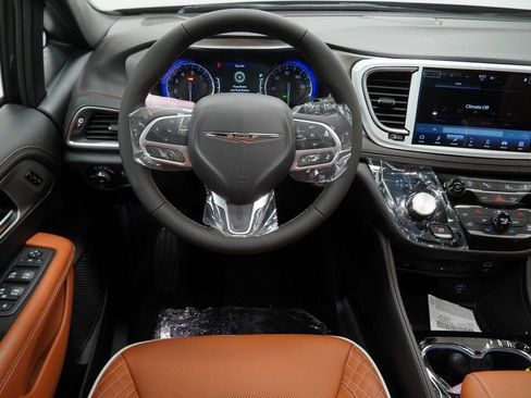 New 2026 Chrysler Pacifica Pinnacle image 21