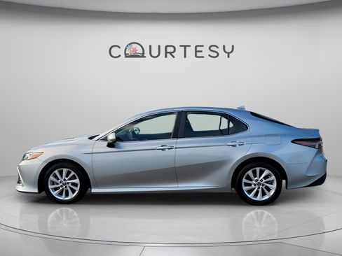 Used 2021 Toyota Camry LE image 2