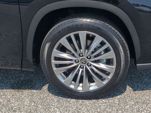 Used 2023 Toyota Highlander Platinum image 11