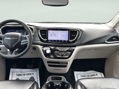 Used 2023 Chrysler Pacifica Touring-L FWD image 14