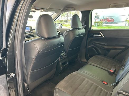 Used 2023 Mitsubishi Outlander SE FWD image 37