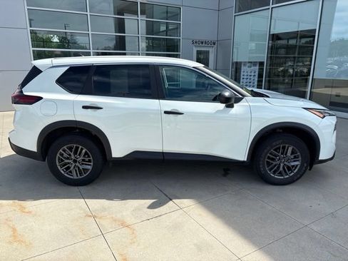 Used 2024 Nissan Rogue S FWD image 8