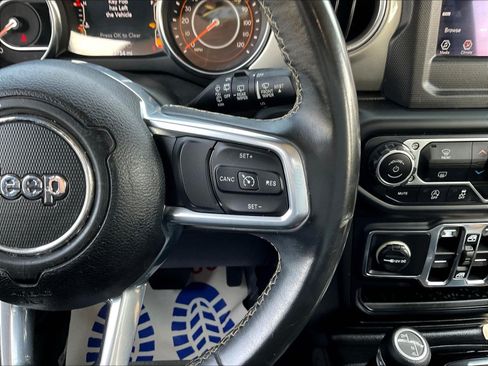 Used 2019 Jeep Wrangler Unlimited Sahara AWD/4WD image 13