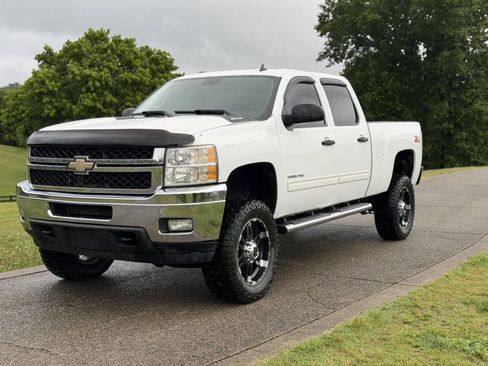 Used 2011 Chevrolet Silverado 2500 LT w/ Interior Plus Package AWD/4WD image 4