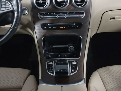 Used 2018 Mercedes-Benz GLC 300 4MATIC image 24