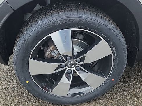 Used 2020 Volvo XC40 T5 Momentum w/ Protection Package Premier image 9