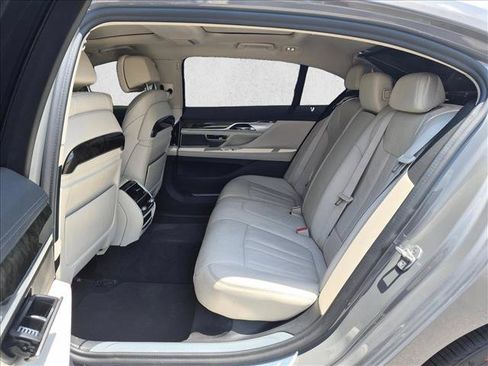 Used 2022 BMW 740i RWD image 19