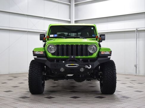 Used 2025 Jeep Gladiator Mojave AWD/4WD image 2