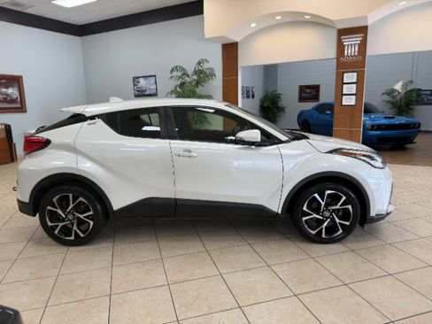 Used 2020 Toyota C-HR XLE FWD image 4