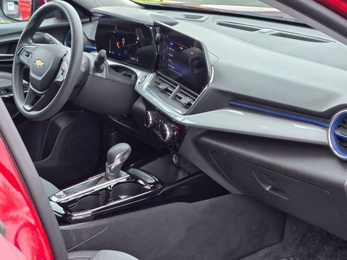 Certified 2025 Chevrolet Trax LT image 7