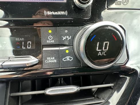 Used 2022 Toyota Highlander L FWD image 26