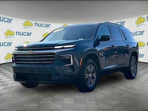 Used 2026 Chevrolet Traverse LT image 3